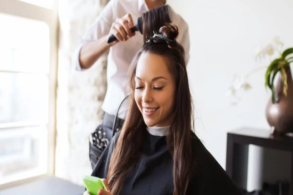 Book Luxury Salon Services at Home in Dubai to get an exclusive salon experience.