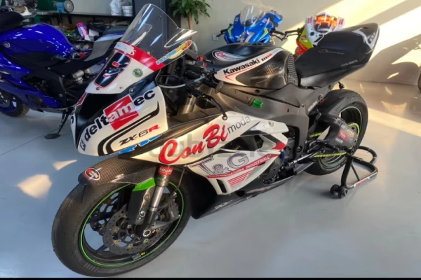 Kawasaki zx6rr race motorbike