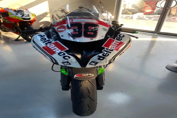 Kawasaki zx6rr race motorbike