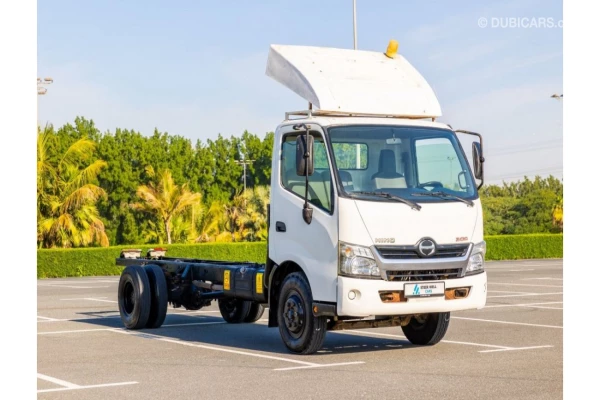 Hino 300 916 - 2015 Chassis Truck - 4.0L - Diesel M/T RWD - GCC Specs - Low Mileage - Ready to Drive