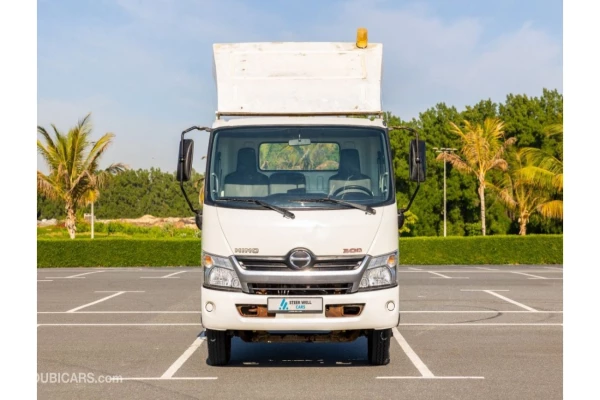 Hino 300 916 - 2015 Chassis Truck - 4.0L - Diesel M/T RWD - GCC Specs - Low Mileage - Ready to Drive